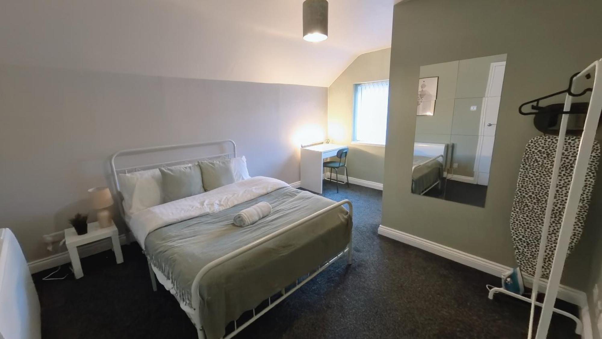 Group Bookings: Up To 30 Guests Across 5 Spacious Flats! Keyless Access Free Wifi & Parking Birmingham Exterior photo